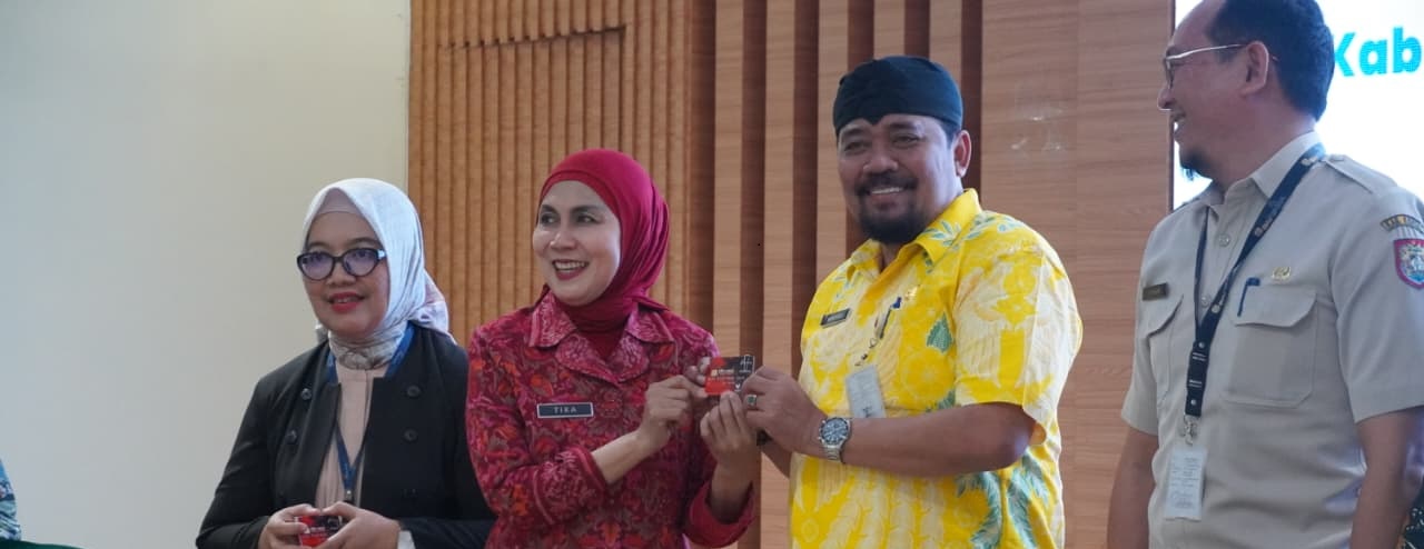 Penyerahan KKPD dari Bank Jateng kepada Kepala BPKAD Kabupaten Kendal